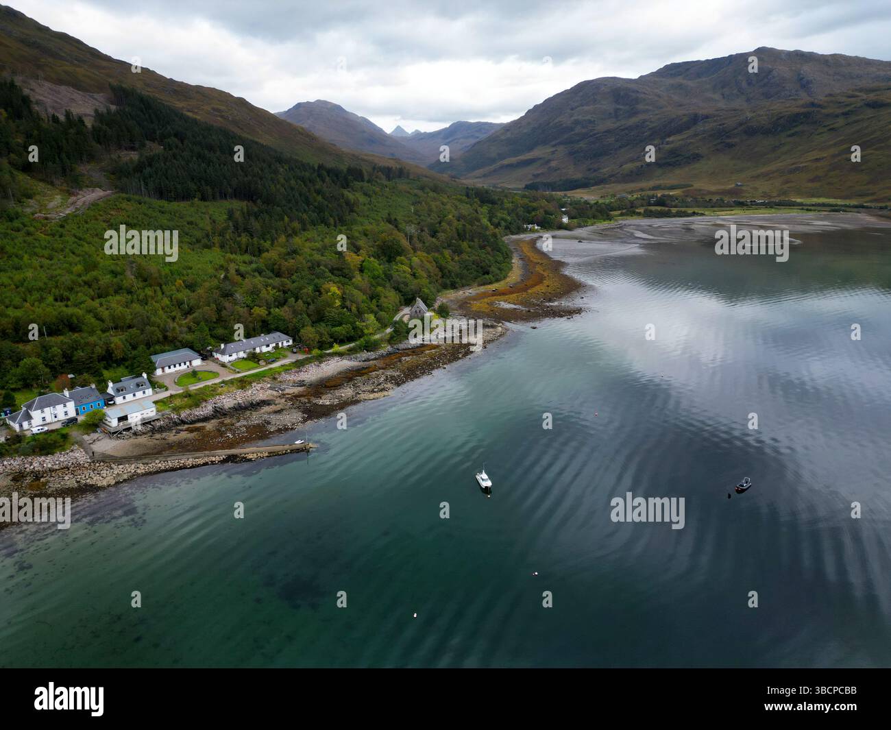 The Old Forge Pub in Knoydart, Schottland – Großbritanniens abgelegenster Pub auf dem Festland, eingebettet in die malerischen Highlands, nur mit dem Boot oder einer langen Wanderung erreichbar Stockfoto