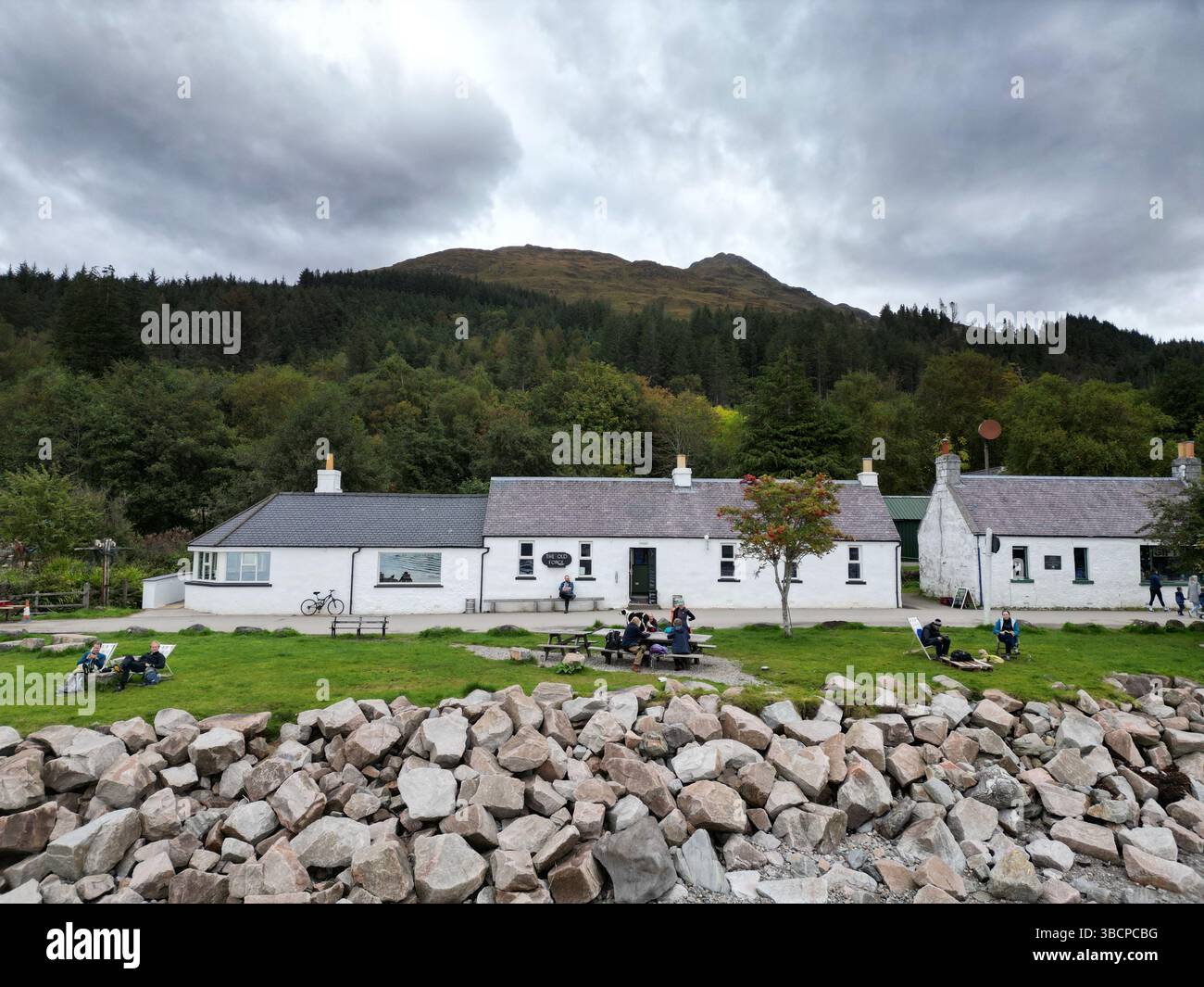 The Old Forge Pub in Knoydart, Schottland – Großbritanniens abgelegenster Pub auf dem Festland, eingebettet in die malerischen Highlands, nur mit dem Boot oder einer langen Wanderung erreichbar Stockfoto