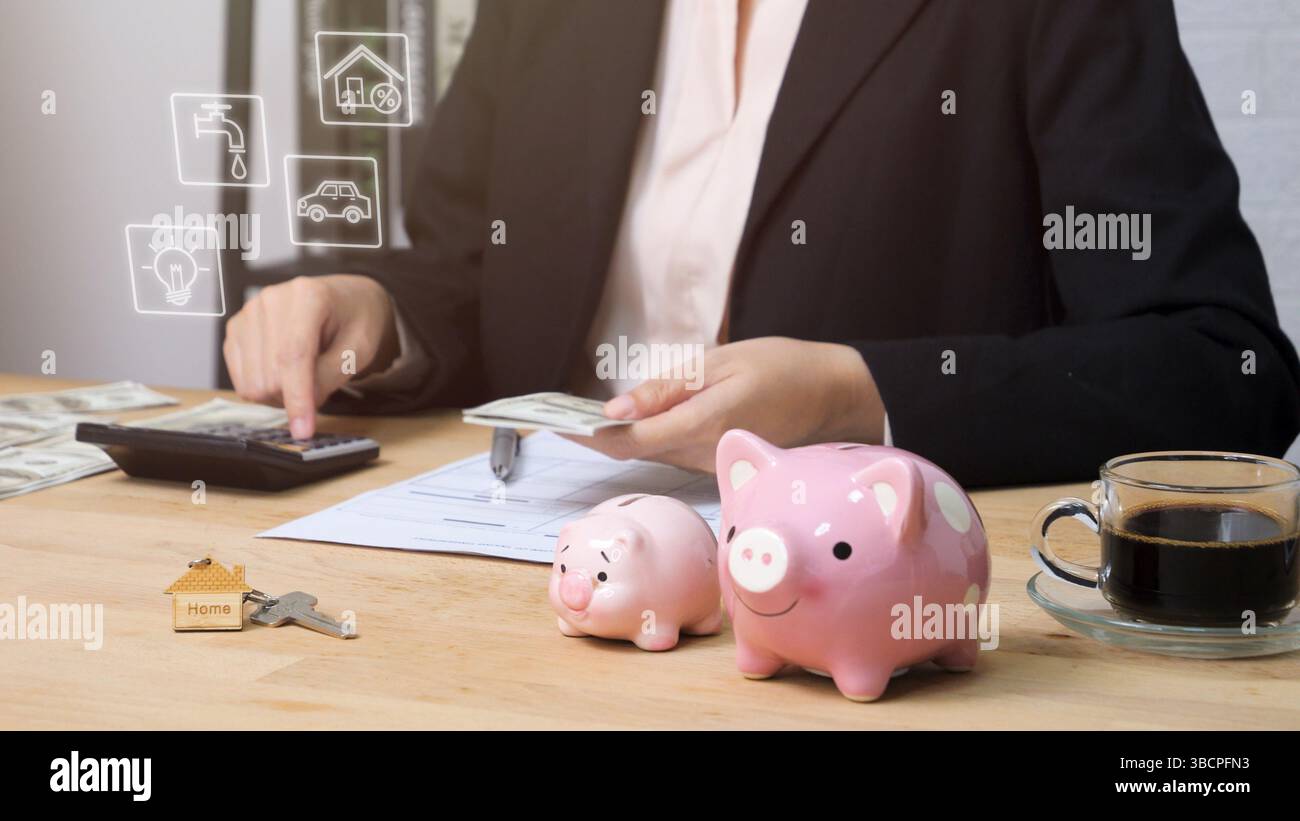 Konzept „Geld für Haushaltsausgaben zuweisen“. Die Leute verwenden einen Rechner, um Geld zu berechnen und in Rechnungen für die Zahlung von Hausversorgern aufzuteilen. Haushaltsbudget Stockfoto