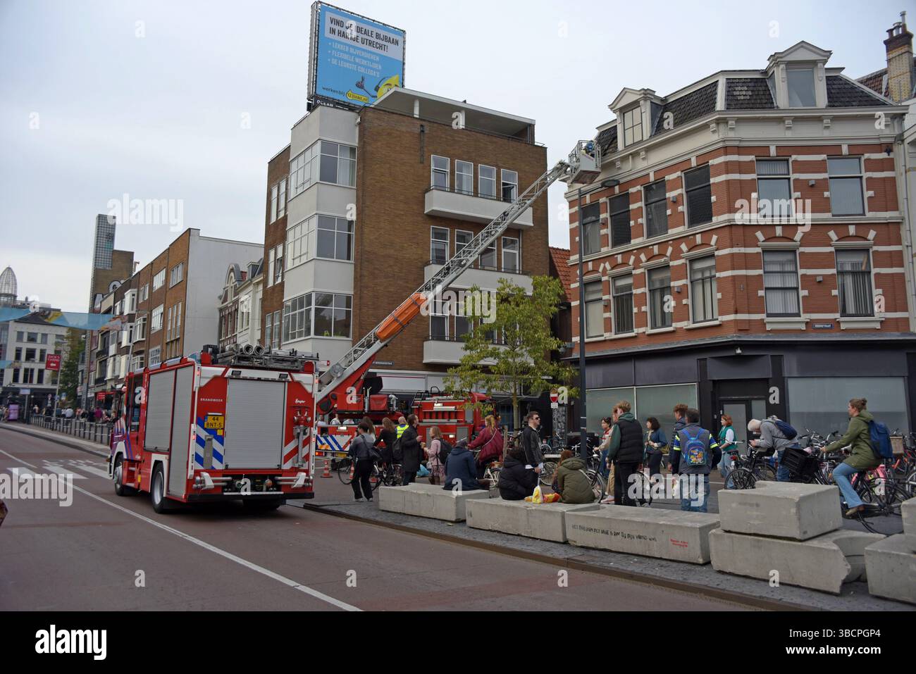 Magirus Drehkranzleiter der Brandweer Dutch Fire Brigade, die im Oktober 2022 in Utrecht, Niederlande, eine Rettungsaktion durchführt Stockfoto