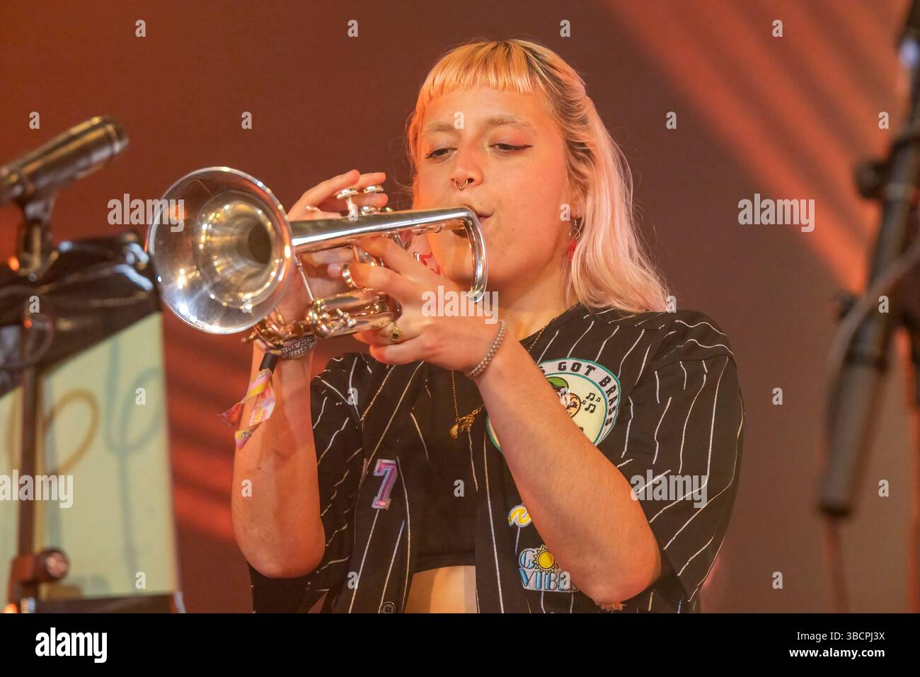 Brighton, Stadt Brighton & Hove, East Sussex, Großbritannien. Brighton ist Gastgeber des jährlichen Musikfestivals The Great Escape. Dieses 4-tägige Festival mit etablierten und aufstrebenden Acts, die an mehreren Orten auftreten. Hier treten alle weiblichen LGTBQ-Brass-Band She's Got Brass am Deep End TGE Beach auf. 17. Mai 2025 David Smith/Alamy Stockfoto