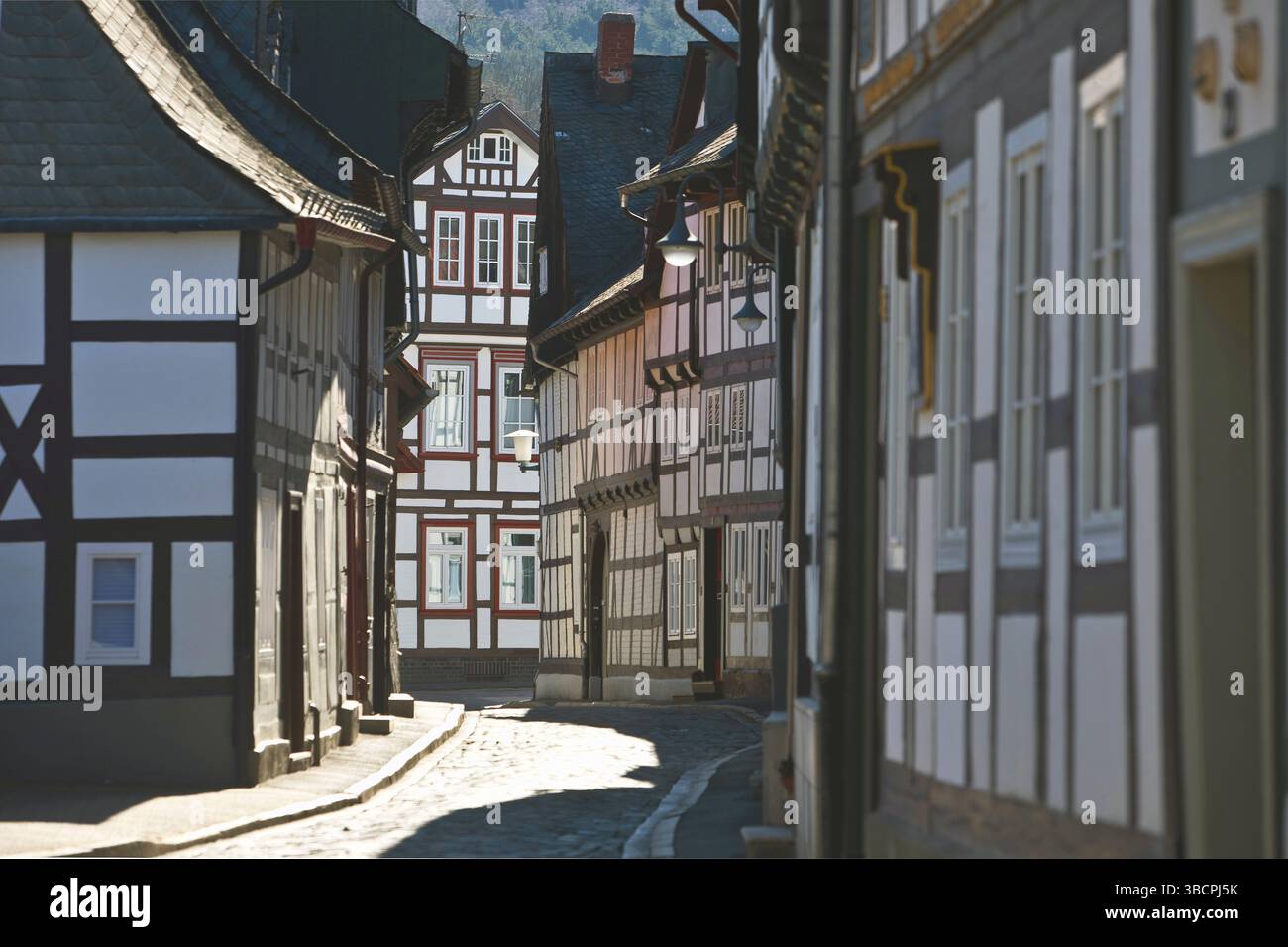 Enge Gasse mit Fachwerkhäusern in der Altstadt von Goslar, Deutschland, Niedersachsen, Goslar Stockfoto