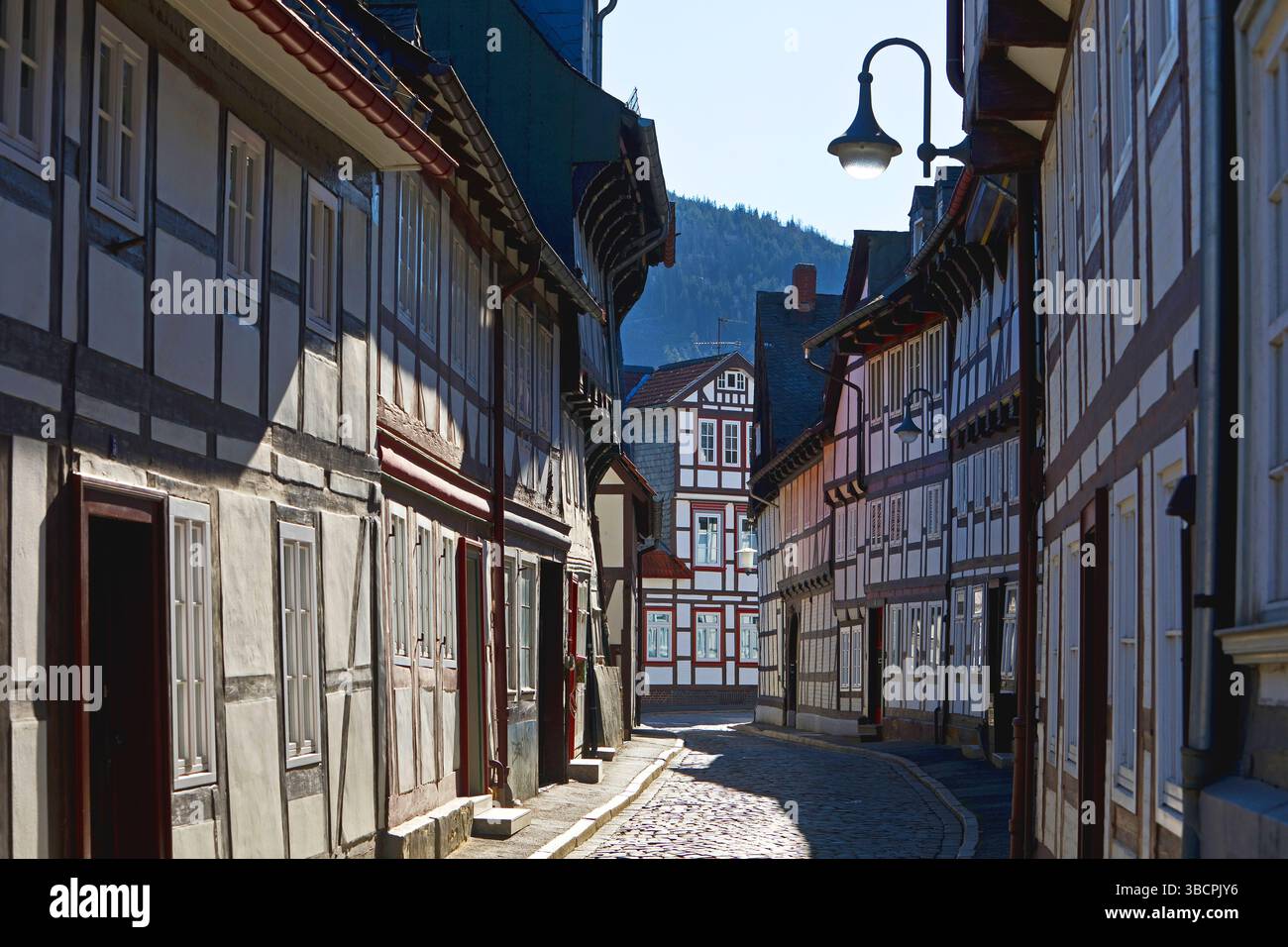 Enge Gasse mit Fachwerkhäusern in der Altstadt von Goslar, Deutschland, Niedersachsen, Goslar Stockfoto