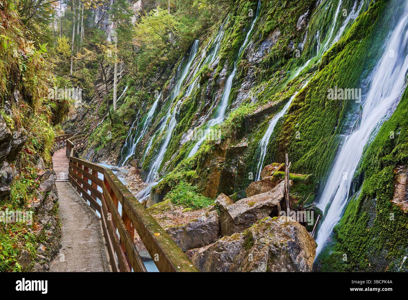 Kleine Wasserfälle verstärken den Wimbach in der Wimbachklamm, Deutschland, Bayern, Ramsau Stockfoto