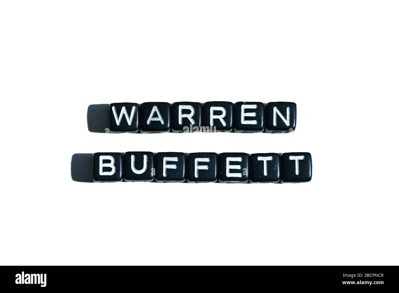 Warren Buffett Name geschrieben mit schwarzen Buchstaben Perlen auf isoliertem Hintergrund. Konzeptbild für Finanzen, Investitionen, Börsen und legendäre Invest Stockfoto