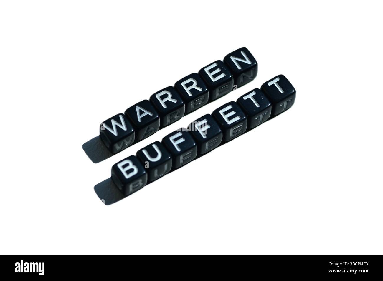 Warren Buffett Name geschrieben mit schwarzen Buchstaben Perlen auf isoliertem Hintergrund. Konzeptbild für Finanzen, Investitionen, Börsen und legendäre Invest Stockfoto