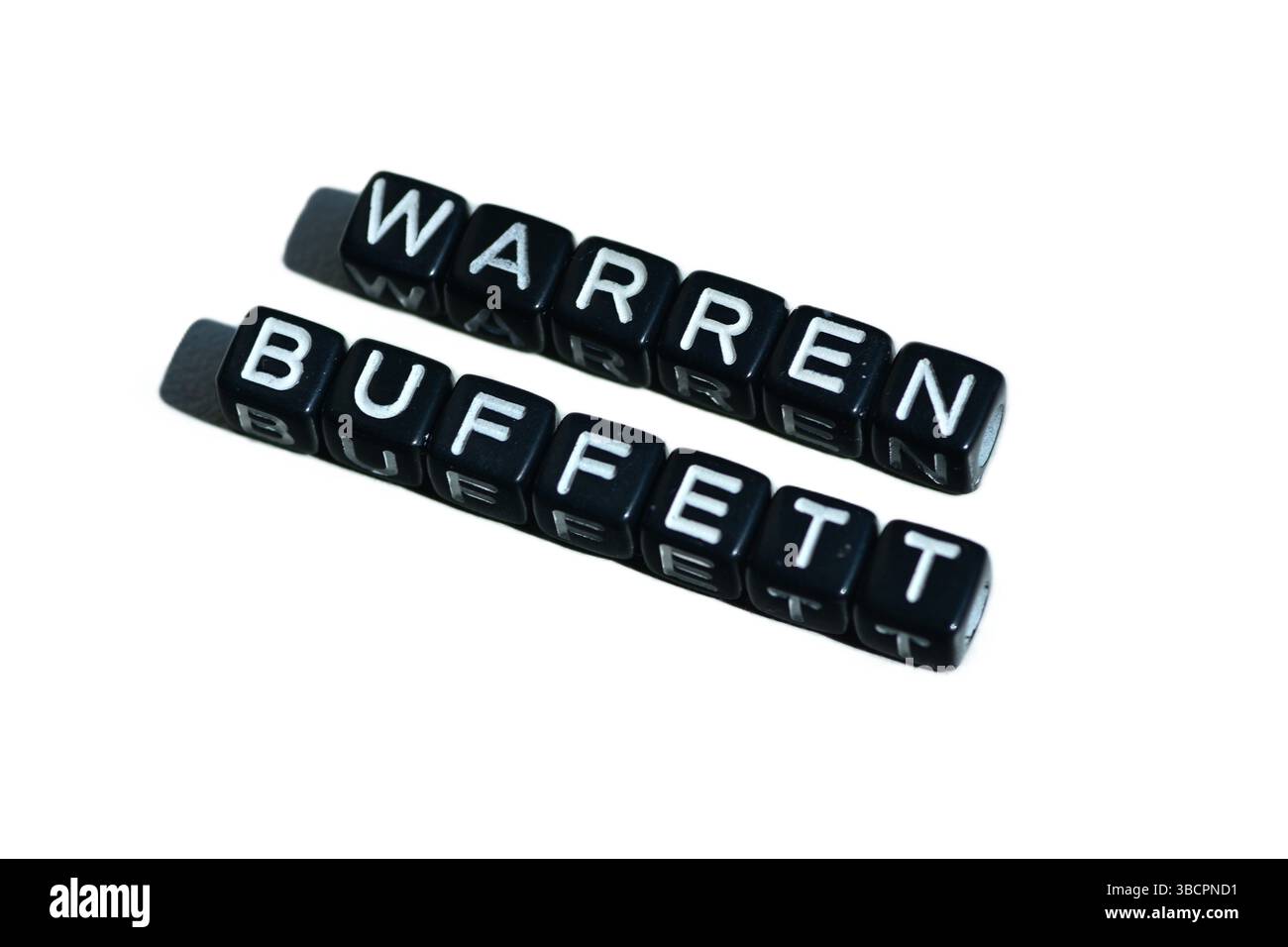 Warren Buffett Name geschrieben mit schwarzen Buchstaben Perlen auf isoliertem Hintergrund. Konzeptbild für Finanzen, Investitionen, Börsen und legendäre Invest Stockfoto