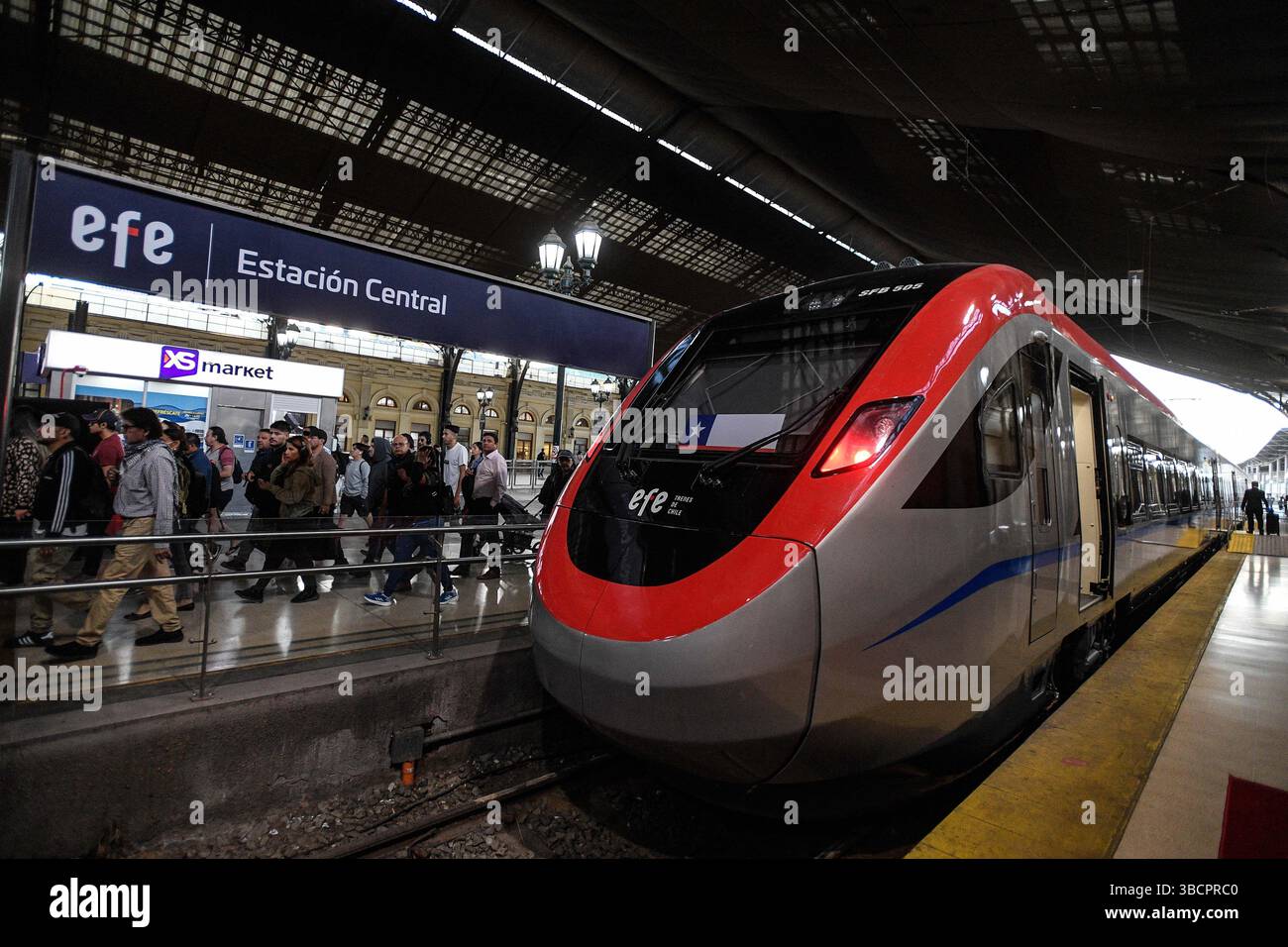 Peking, Chile. Januar 2024. Ein Elektrozug (EMU), entwickelt von der China Railway Rolling Stock Corporation (CRRC) Sifang Co., Ltd., bereitet sich darauf vor, den Hauptbahnhof in Santiago, Chile, am 19. Januar 2024 zu verlassen. Quelle: Jorge Villegas/Xinhua/Alamy Live News Stockfoto