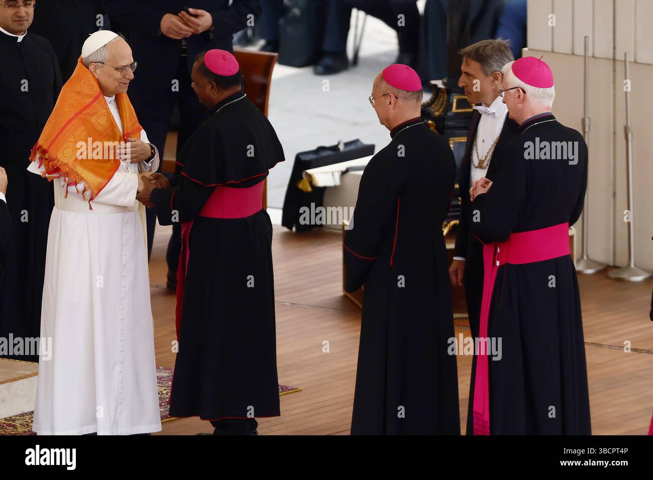 Prima udienza generale di Papa Leone XIV auf der Piazza San Pietro , il Santo Padre saluta membri del Clero — Cittá del Vaticano — Mercoledì 21 Maggio 2025 - Cronaca - (Foto di Cecilia Fabiano/ LaPresse) Papst Leo XIV. Hält seine erste Generalaudienz auf dem Petersplatz ab , Heiliger Vater grüßt Mitglied des Klerus — Vatikanstadt— Mittwoch , 21 Mai 2025 - News - (Foto von Cecilia Fabiano/Laecilia Fabiano/Presse) Stockfoto