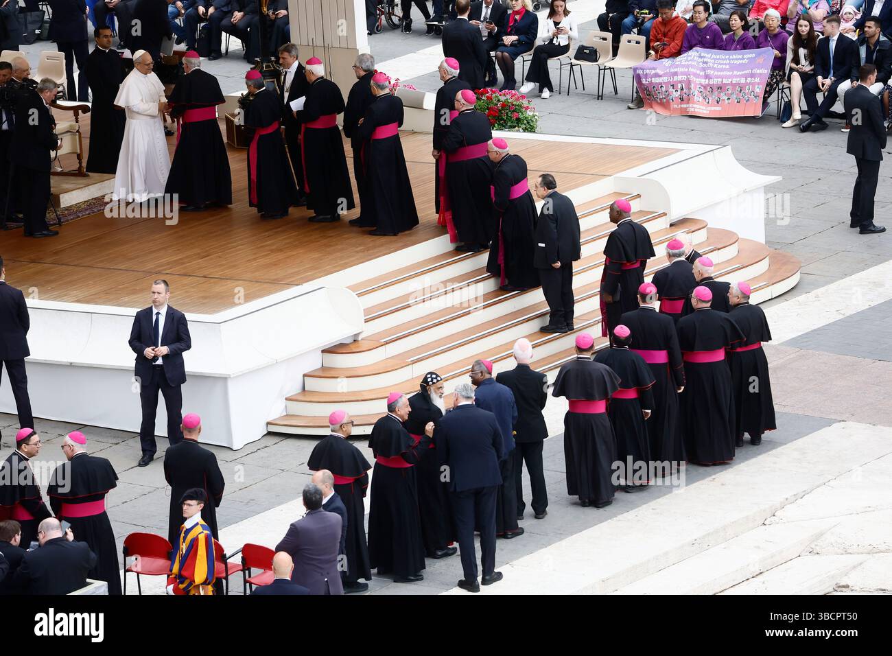 Prima udienza generale di Papa Leone XIV auf der Piazza San Pietro , il Santo Padre saluta membri del Clero — Cittá del Vaticano — Mercoledì 21 Maggio 2025 - Cronaca - (Foto di Cecilia Fabiano/ LaPresse) Papst Leo XIV. Hält seine erste Generalaudienz auf dem Petersplatz ab , Heiliger Vater grüßt Mitglied des Klerus — Vatikanstadt— Mittwoch , 21 Mai 2025 - News - (Foto von Cecilia Fabiano/Laecilia Fabiano/Presse) Stockfoto