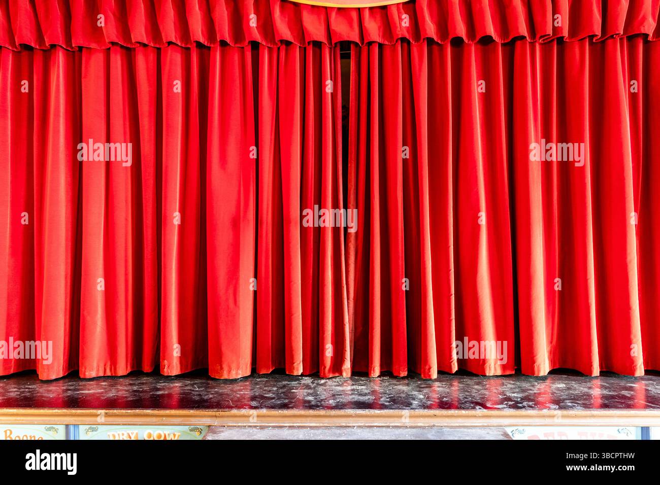 Roter Vorhang auf der Bühne des Mini Hollywood Freizeitparks - amerikanischer Wilder Western-Stil Stockfoto