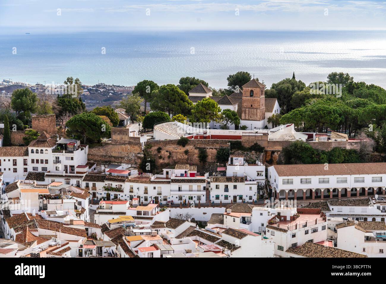 Luftaufnahme von Kirche und Wohnhäusern mit Ozean im Hintergrund in Mijas, Pueblos Blancos, White Villages, Spanien Stockfoto