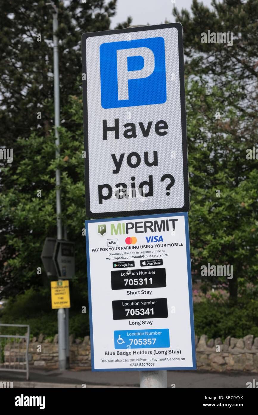 Thornbury, Großbritannien. Mai 2025. Die ONS-Berichte haben die Erhöhung der Haushaltsrechnungen zu einer Inflation von 3,5 % geführt. Parken ist zwar kein Bestandteil des Einkaufskorbs für Inflation, aber es ist eindeutig ein Haushaltskostenfaktor. Parkplätze in South Glos waren bis diese Woche kostenlos; sie sind jetzt kostenpflichtig und moderne Zähler wurden auf jedem Parkplatz platziert. Auf dem Bild sind Einheimische, die die neuen Parkzähler von Thornbury aushandeln. Thornbury, eine Marktstadt am Rande der Cotswolds, hat eine reife Bevölkerung, von denen einige durch neue Parkuhren oder noch schlimmer per Telefon gefordert werden. Quelle: JMF News/Alamy Live News Stockfoto