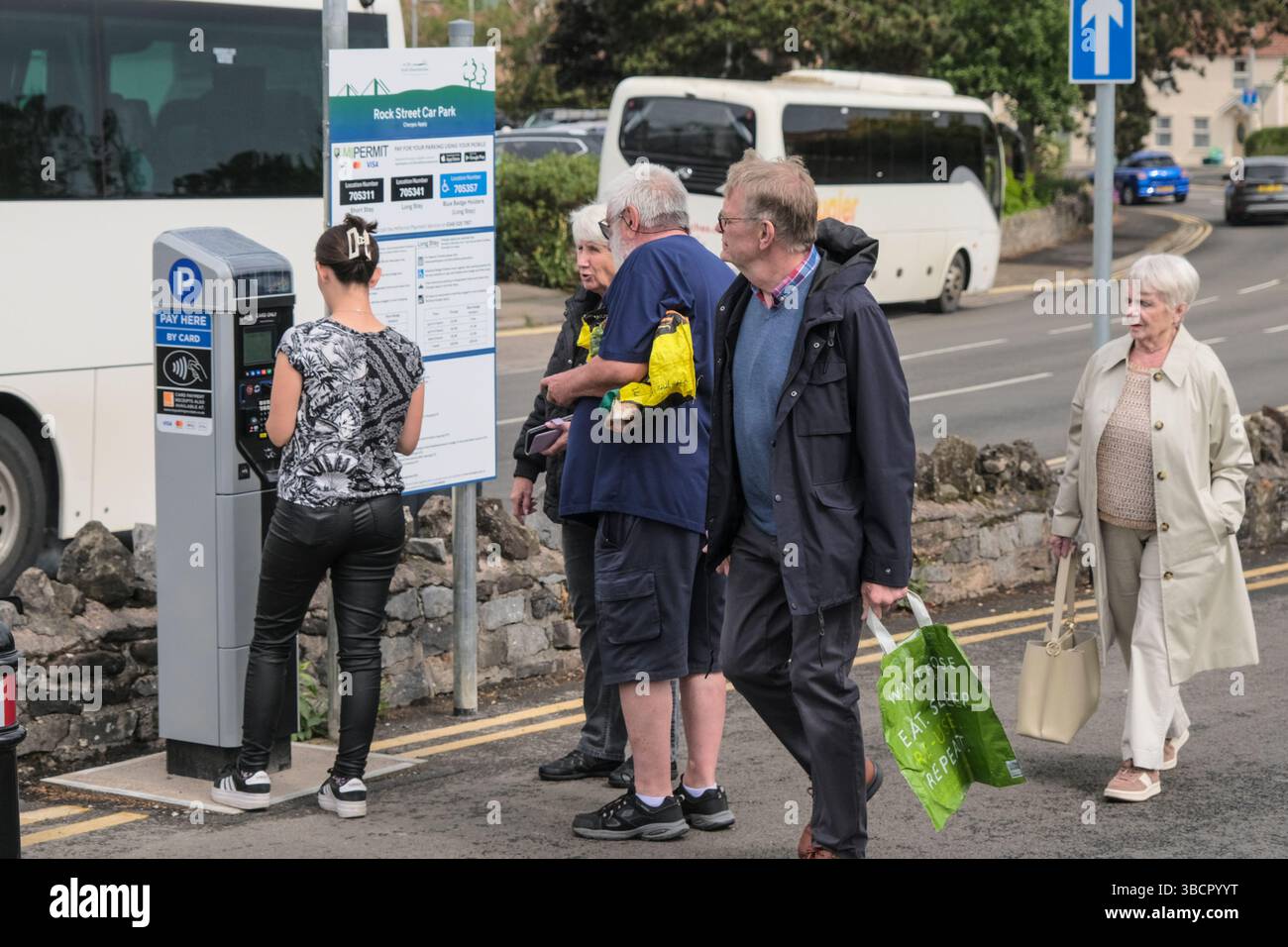 Thornbury, Großbritannien. Mai 2025. Die ONS-Berichte haben die Erhöhung der Haushaltsrechnungen zu einer Inflation von 3,5 % geführt. Parken ist zwar kein Bestandteil des Einkaufskorbs für Inflation, aber es ist eindeutig ein Haushaltskostenfaktor. Parkplätze in South Glos waren bis diese Woche kostenlos; sie sind jetzt kostenpflichtig und moderne Zähler wurden auf jedem Parkplatz platziert. Auf dem Bild sind Einheimische, die die neuen Parkzähler von Thornbury aushandeln. Thornbury, eine Marktstadt am Rande der Cotswolds, hat eine reife Bevölkerung, von denen einige durch neue Parkuhren oder noch schlimmer per Telefon gefordert werden. Quelle: JMF News/Alamy Live News Stockfoto