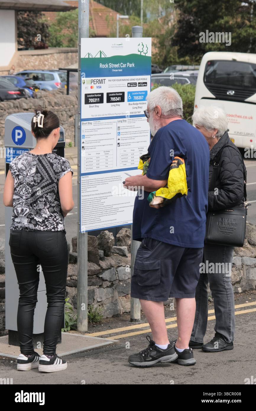 Thornbury, Großbritannien. Mai 2025. Die ONS-Berichte haben die Erhöhung der Haushaltsrechnungen zu einer Inflation von 3,5 % geführt. Parken ist zwar kein Bestandteil des Einkaufskorbs für Inflation, aber es ist eindeutig ein Haushaltskostenfaktor. Parkplätze in South Glos waren bis diese Woche kostenlos; sie sind jetzt kostenpflichtig und moderne Zähler wurden auf jedem Parkplatz platziert. Auf dem Bild sind Einheimische, die die neuen Parkzähler von Thornbury aushandeln. Thornbury, eine Marktstadt am Rande der Cotswolds, hat eine reife Bevölkerung, von denen einige durch neue Parkuhren oder noch schlimmer per Telefon gefordert werden. Quelle: JMF News/Alamy Live News Stockfoto