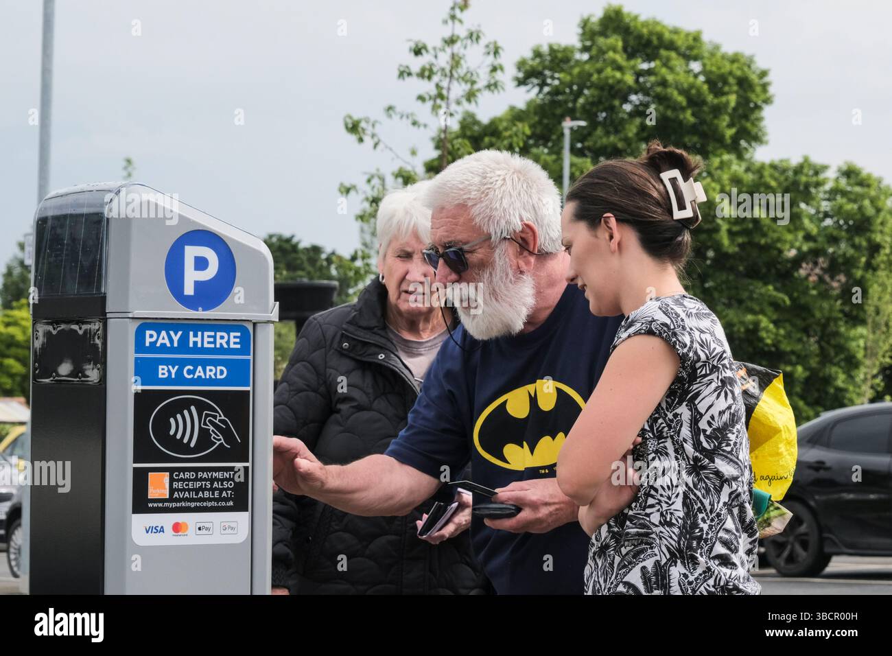 Thornbury, Großbritannien. Mai 2025. Die ONS-Berichte haben die Erhöhung der Haushaltsrechnungen zu einer Inflation von 3,5 % geführt. Parken ist zwar kein Bestandteil des Einkaufskorbs für Inflation, aber es ist eindeutig ein Haushaltskostenfaktor. Parkplätze in South Glos waren bis diese Woche kostenlos; sie sind jetzt kostenpflichtig und moderne Zähler wurden auf jedem Parkplatz platziert. Auf dem Bild sind Einheimische, die die neuen Parkzähler von Thornbury aushandeln. Thornbury, eine Marktstadt am Rande der Cotswolds, hat eine reife Bevölkerung, von denen einige durch neue Parkuhren oder noch schlimmer per Telefon gefordert werden. Quelle: JMF News/Alamy Live News Stockfoto