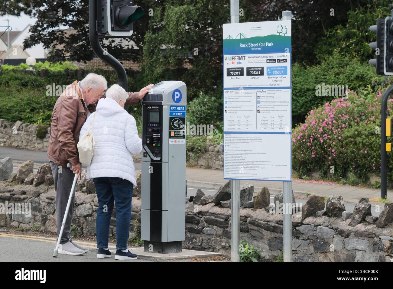 Thornbury, Großbritannien. Mai 2025. Die ONS-Berichte haben die Erhöhung der Haushaltsrechnungen zu einer Inflation von 3,5 % geführt. Parken ist zwar kein Bestandteil des Einkaufskorbs für Inflation, aber es ist eindeutig ein Haushaltskostenfaktor. Parkplätze in South Glos waren bis diese Woche kostenlos; sie sind jetzt kostenpflichtig und moderne Zähler wurden auf jedem Parkplatz platziert. Auf dem Bild sind Einheimische, die die neuen Parkzähler von Thornbury aushandeln. Thornbury, eine Marktstadt am Rande der Cotswolds, hat eine reife Bevölkerung, von denen einige durch neue Parkuhren oder noch schlimmer per Telefon gefordert werden. Quelle: JMF News/Alamy Live News Stockfoto