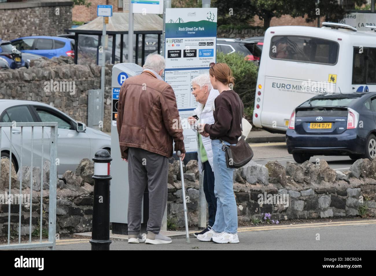 Thornbury, Großbritannien. Mai 2025. Die ONS-Berichte haben die Erhöhung der Haushaltsrechnungen zu einer Inflation von 3,5 % geführt. Parken ist zwar kein Bestandteil des Einkaufskorbs für Inflation, aber es ist eindeutig ein Haushaltskostenfaktor. Parkplätze in South Glos waren bis diese Woche kostenlos; sie sind jetzt kostenpflichtig und moderne Zähler wurden auf jedem Parkplatz platziert. Auf dem Bild sind Einheimische, die die neuen Parkzähler von Thornbury aushandeln. Thornbury, eine Marktstadt am Rande der Cotswolds, hat eine reife Bevölkerung, von denen einige durch neue Parkuhren oder noch schlimmer per Telefon gefordert werden. Quelle: JMF News/Alamy Live News Stockfoto
