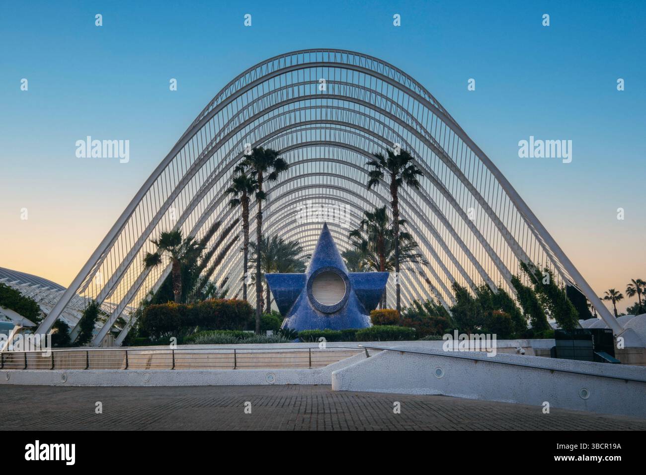 Umbracle, ein atemberaubender moderner architektonischer Garten mit Bogenstrukturen und üppiger Vegetation, in der Stadt der Künste und Wissenschaften in Valencia, Stockfoto