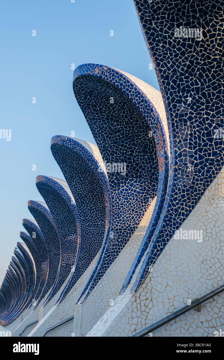 Wellenstrukturen aus blauer Keramik gegen Clear Sky in Valencia. Künstlerische architektonische Elemente, moderne spanische Technik, Mosaiktechnik M Stockfoto