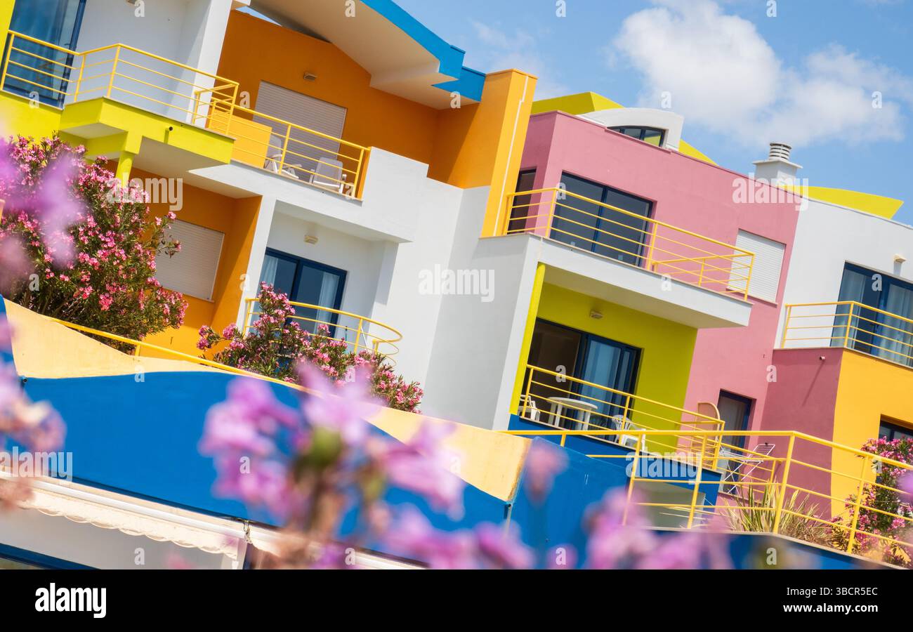 Albufeira, Portugal - 28. April 2024: Buntes modernes Wohngebäude im Hafen von Albufeira, an der Algarve in Portugal Stockfoto