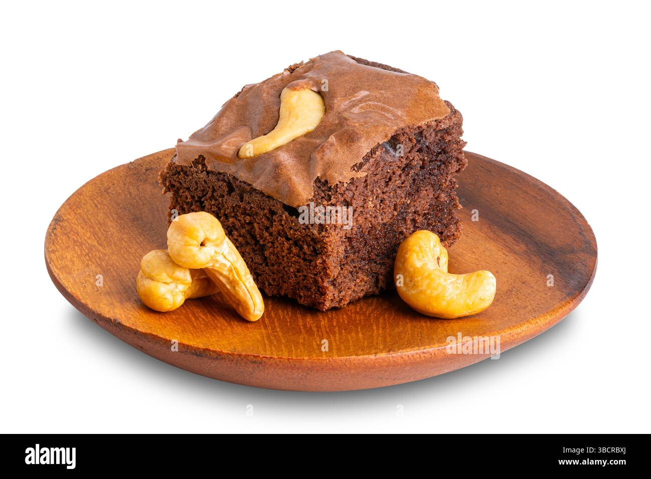 Hausgemachte Schokoladen-Brownie mit Cashewnuss in Holzplatte isoliert auf weißem Hintergrund mit Schneidepfad. Stockfoto