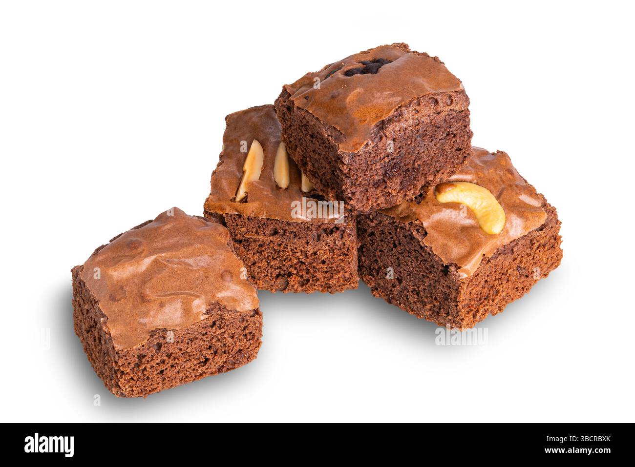 Haufen selbstgemachter Schokoladen-Brownies isoliert auf weißem Hintergrund mit Schneidepfad. Stockfoto