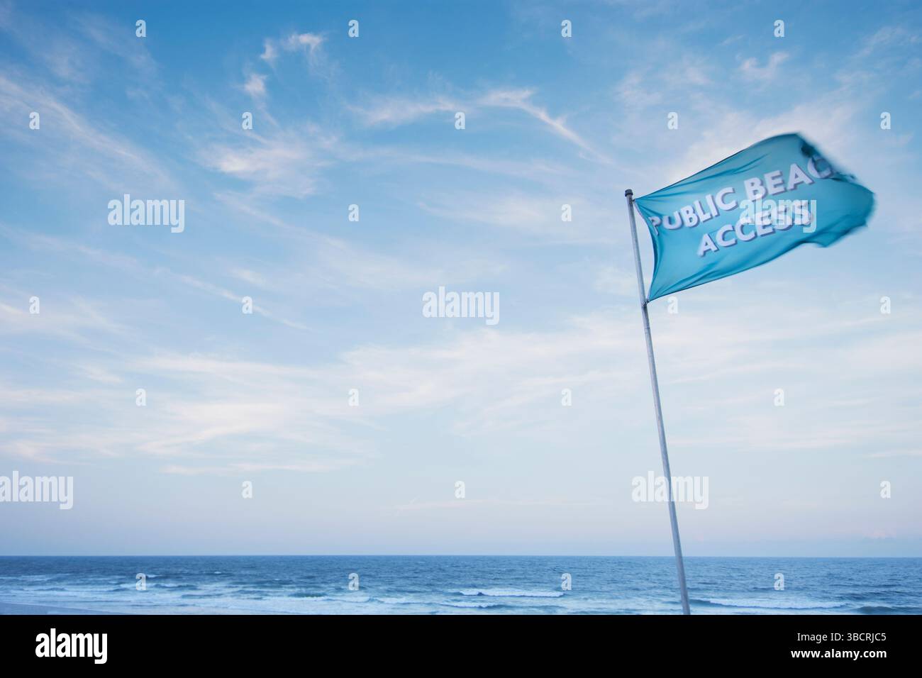 Blaue öffentliche Strandflagge am Topsail Beach Stockfoto