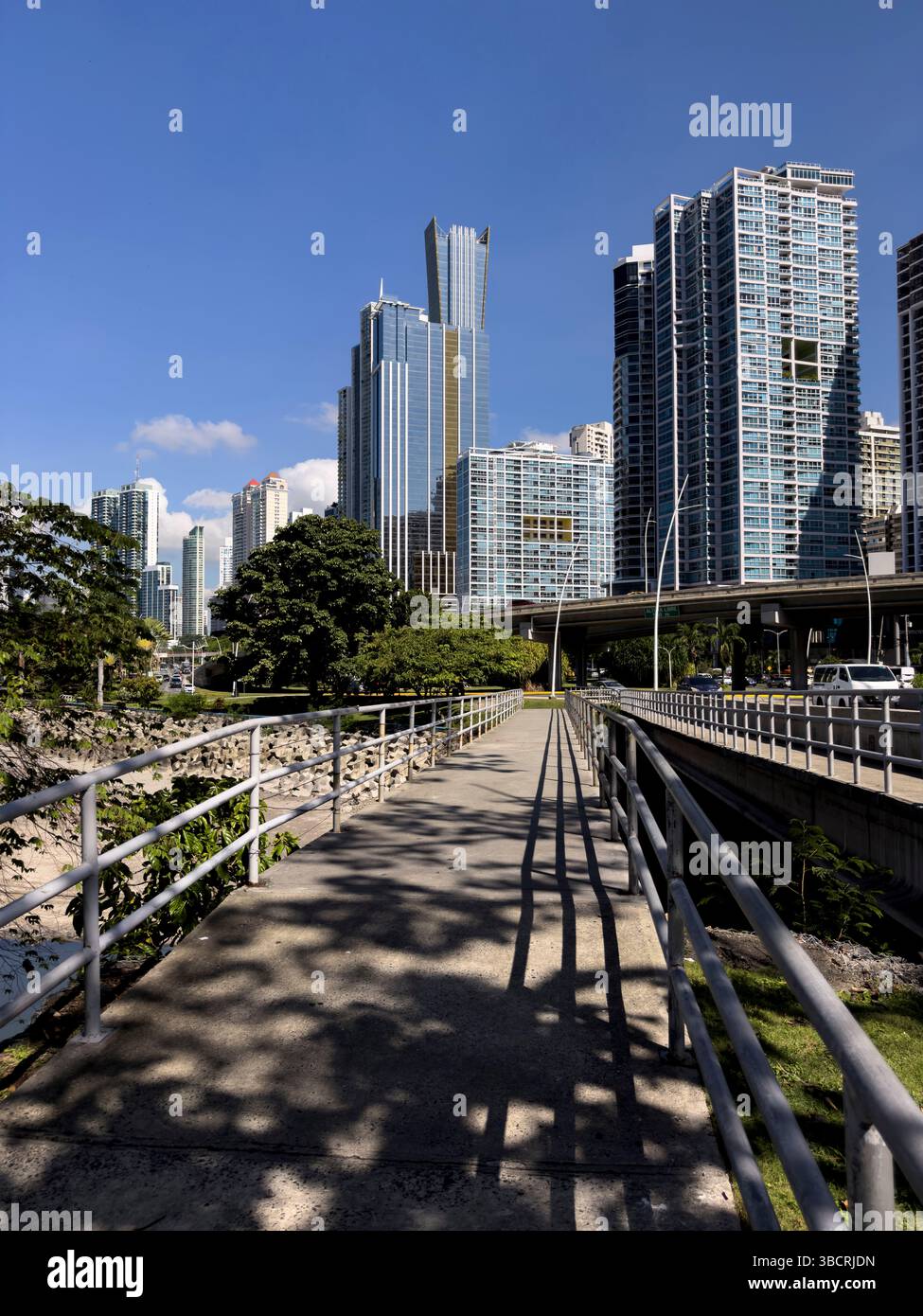 Panorama der Stadt Panama, hohe Gebäude vor blauem Himmel, Panama, Zentralamerika – Stockfoto Stockfoto