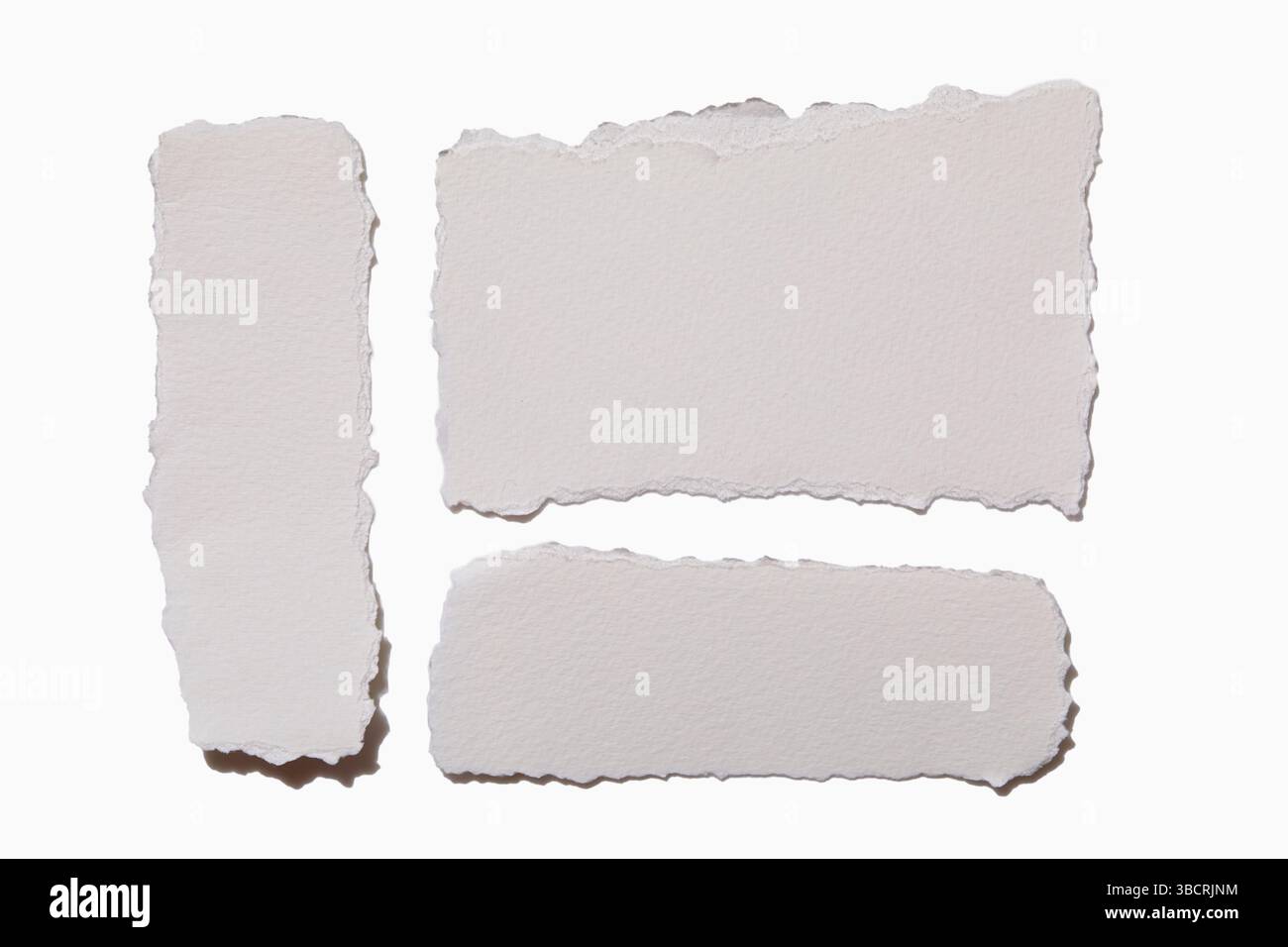 Gerissenes weißes Papier auf weißem Hintergrund Stockfoto