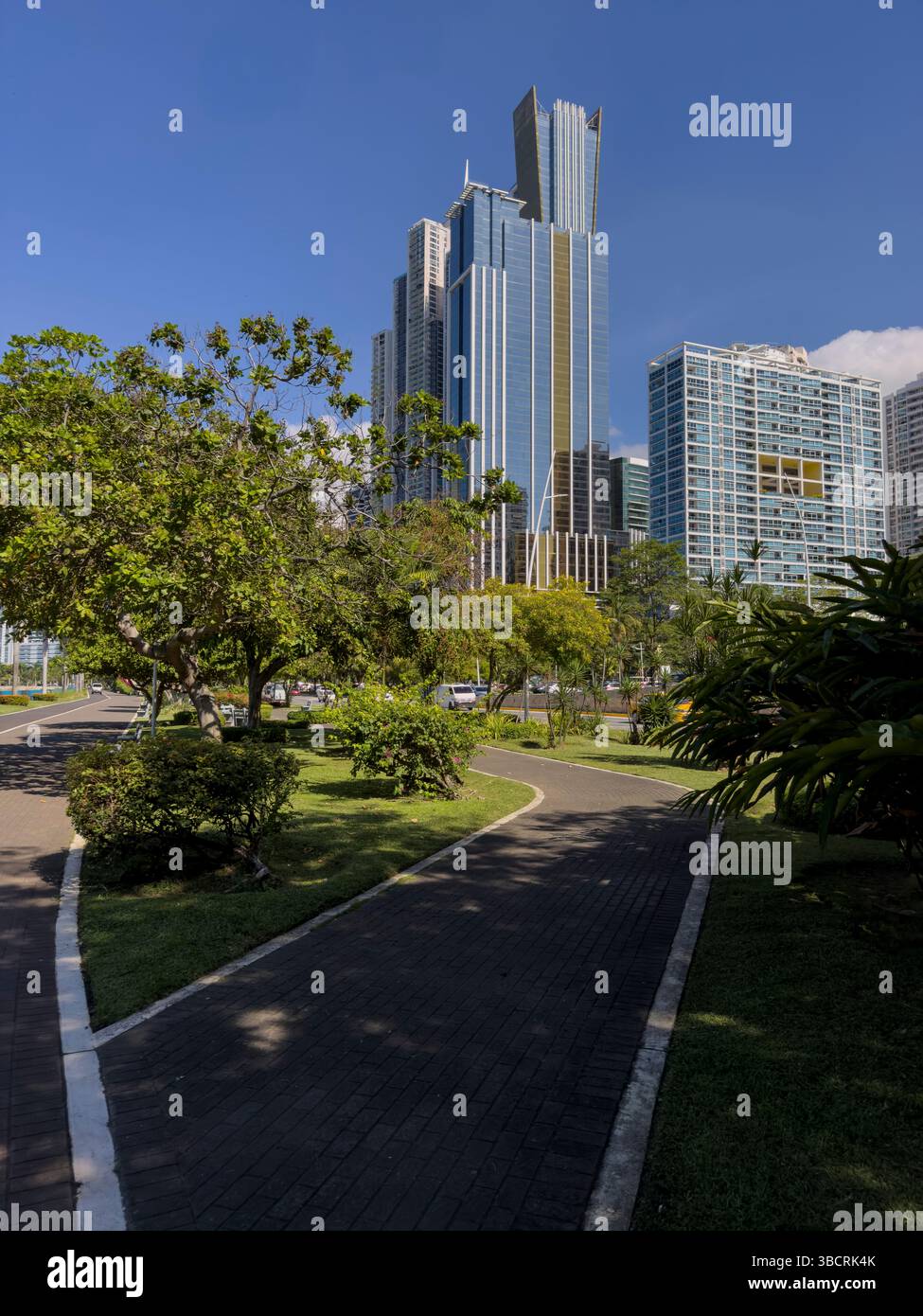 Panorama der Stadt Panama, hohe Gebäude vor blauem Himmel, Panama, Zentralamerika – Stockfoto Stockfoto