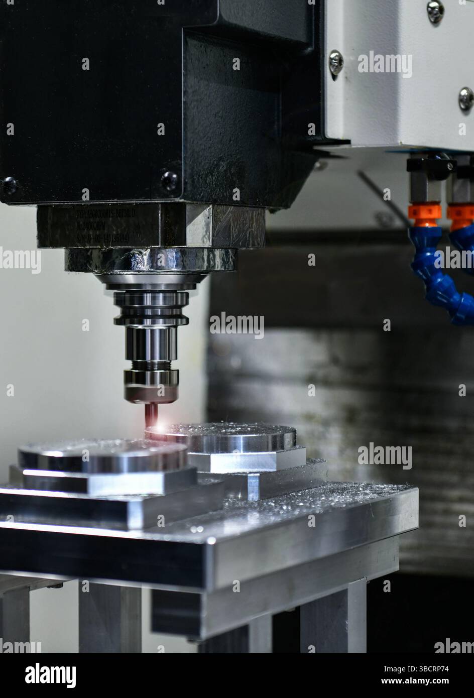CNC-Drehfräsmaschine Schneiden mit hoher Präzision das Metallteil , die Hightech-Teilefertigung Stockfoto
