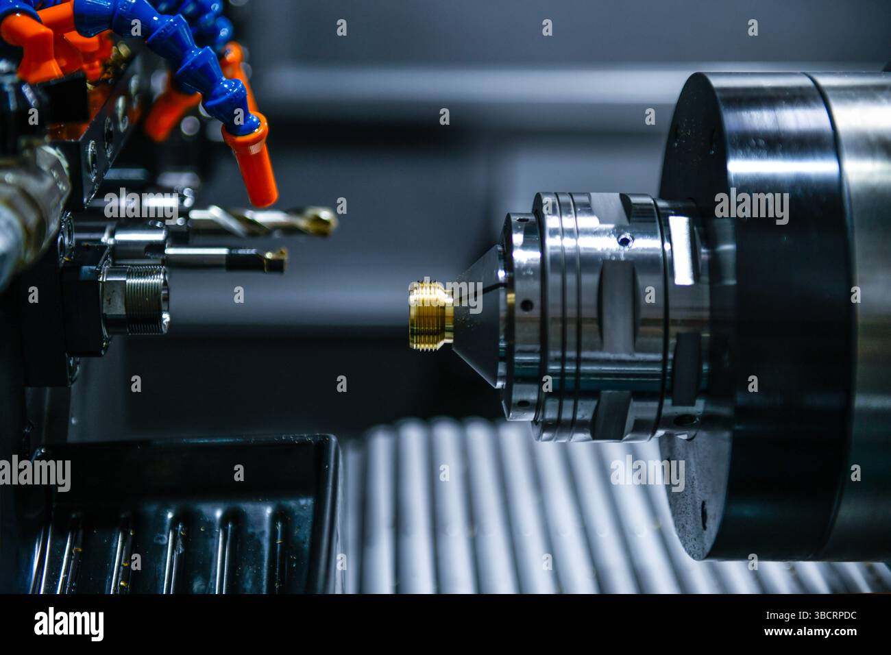 Die CNC-Drehmaschine Gewinde schneidet die Schrauben Metallschaftteile Stockfoto