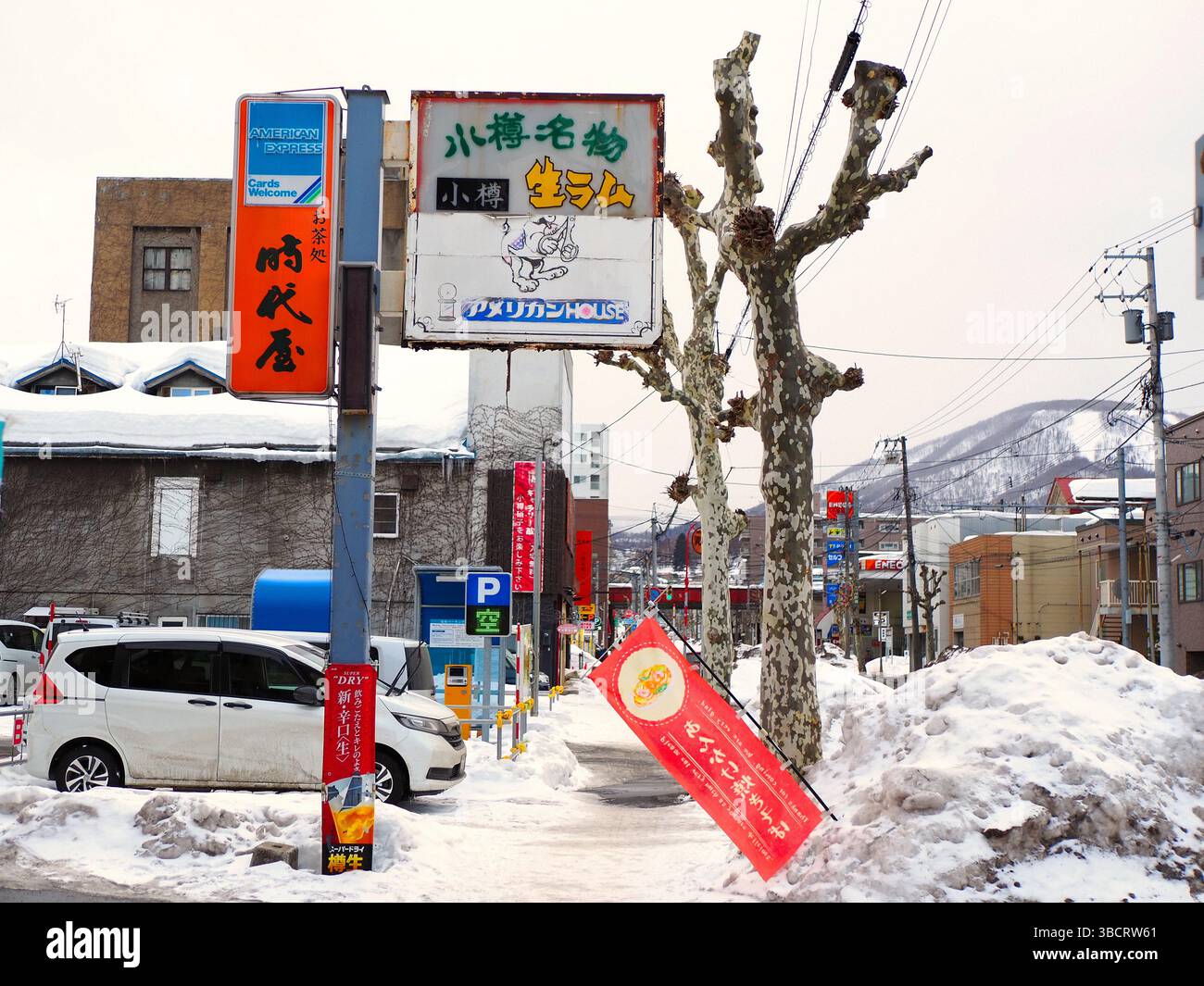 Retro-Straßenschilder und schneebedeckte Stadtlandschaft in Otaru, Hokkaido, Japan Stockfoto