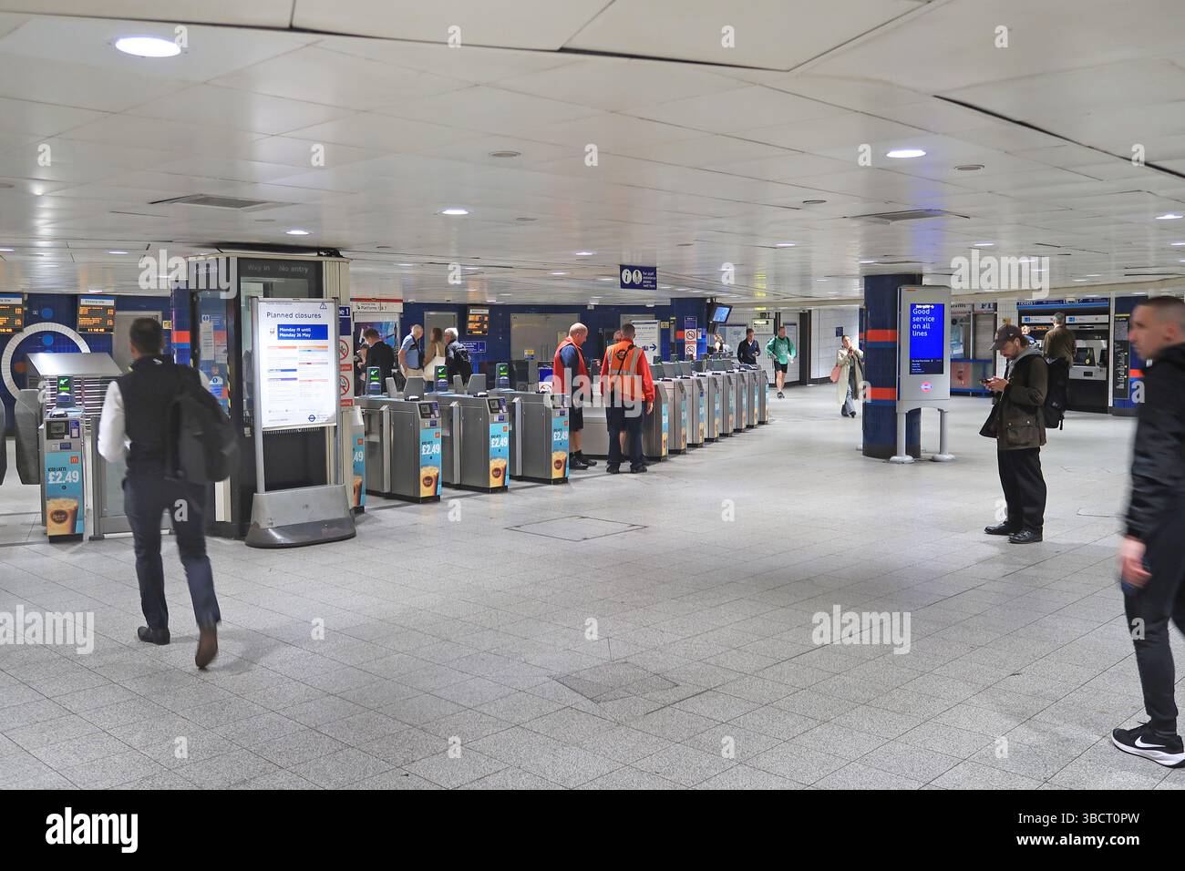 Ticketbarrieren an der U-Bahnstation Oxford Circus, London, Großbritannien. Zeigt die Hauptflughalle direkt unter der Straße. Stockfoto