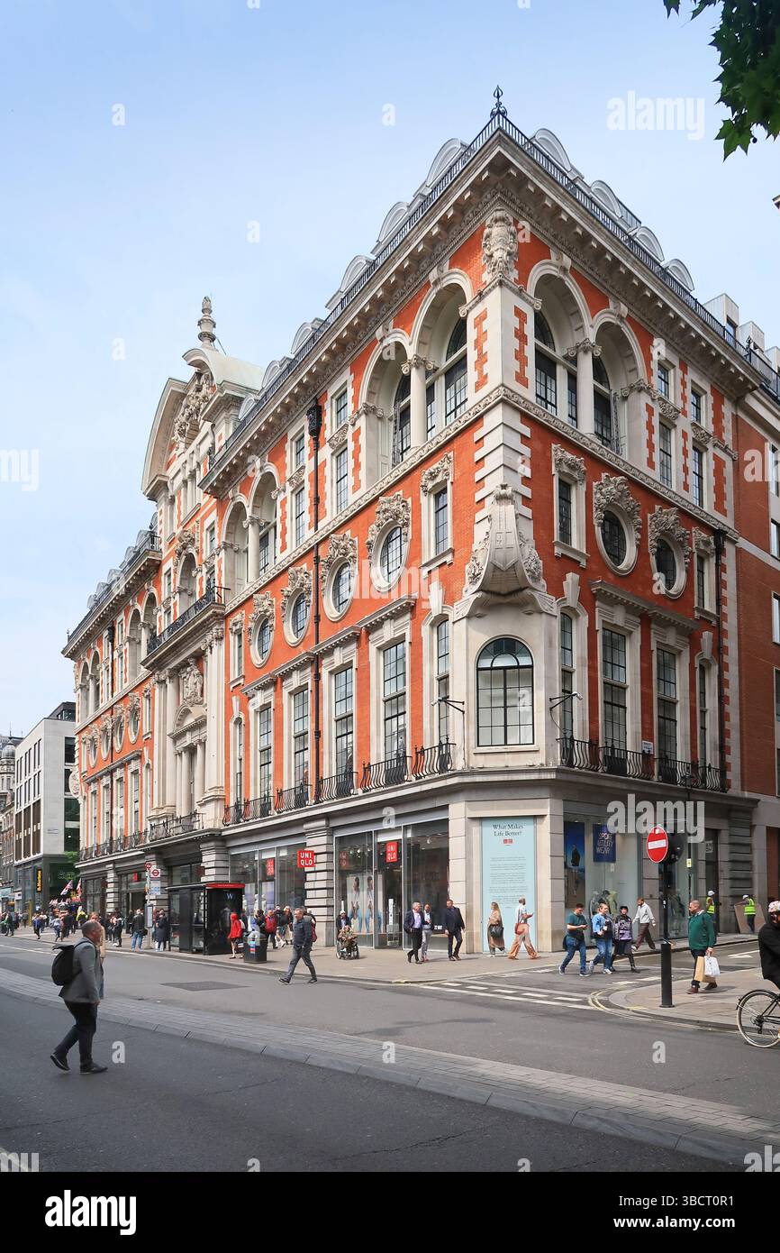 Grand viktorianisches Gebäude an der Oxford Street in London - zwischen Great Titchfield Street und Winsley Street. Sitz der Niederlassungen von H&M und Uniqlo. Stockfoto
