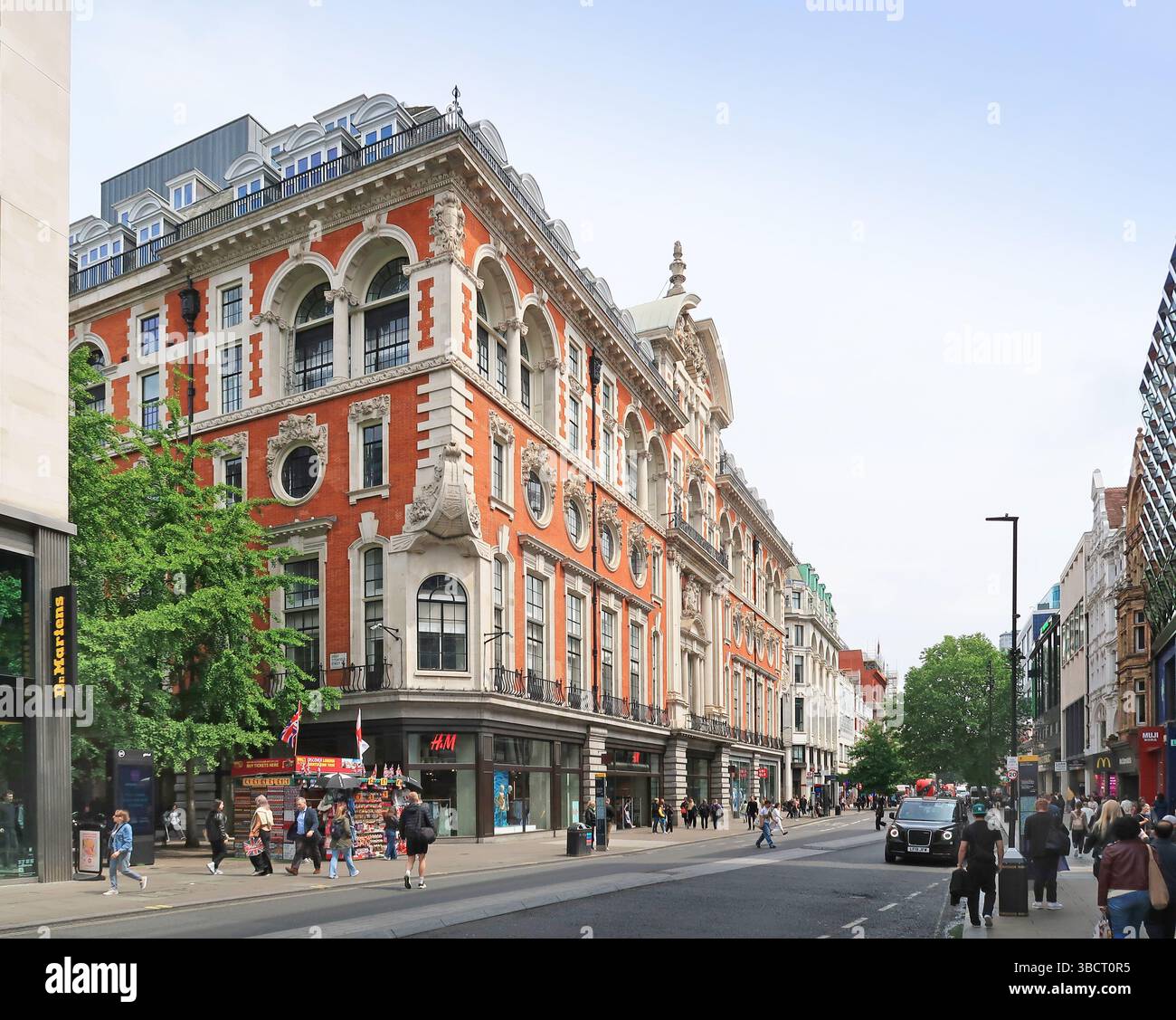 Grand viktorianisches Gebäude an der Oxford Street in London - zwischen Great Titchfield Street und Winsley Street. Sitz der Niederlassungen von H&M und Uniqlo. Stockfoto