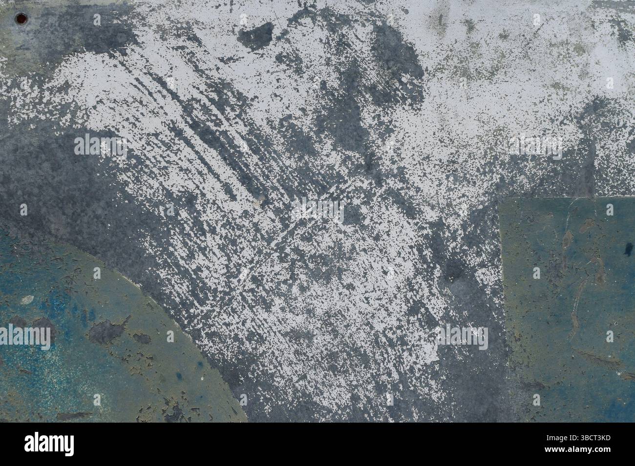 Metalloberfläche mit abgebrochener Farbe und rostigen geometrischen Formen. Abstrakter Hintergrund. Stockfoto