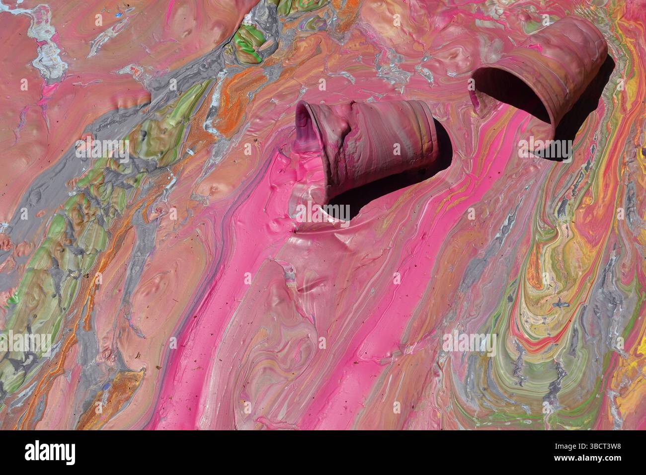 Farbtöne über Kunststoffbechern verschüttet. Abstraktes Graffiti und Hintergrund der Malkunst. Stockfoto