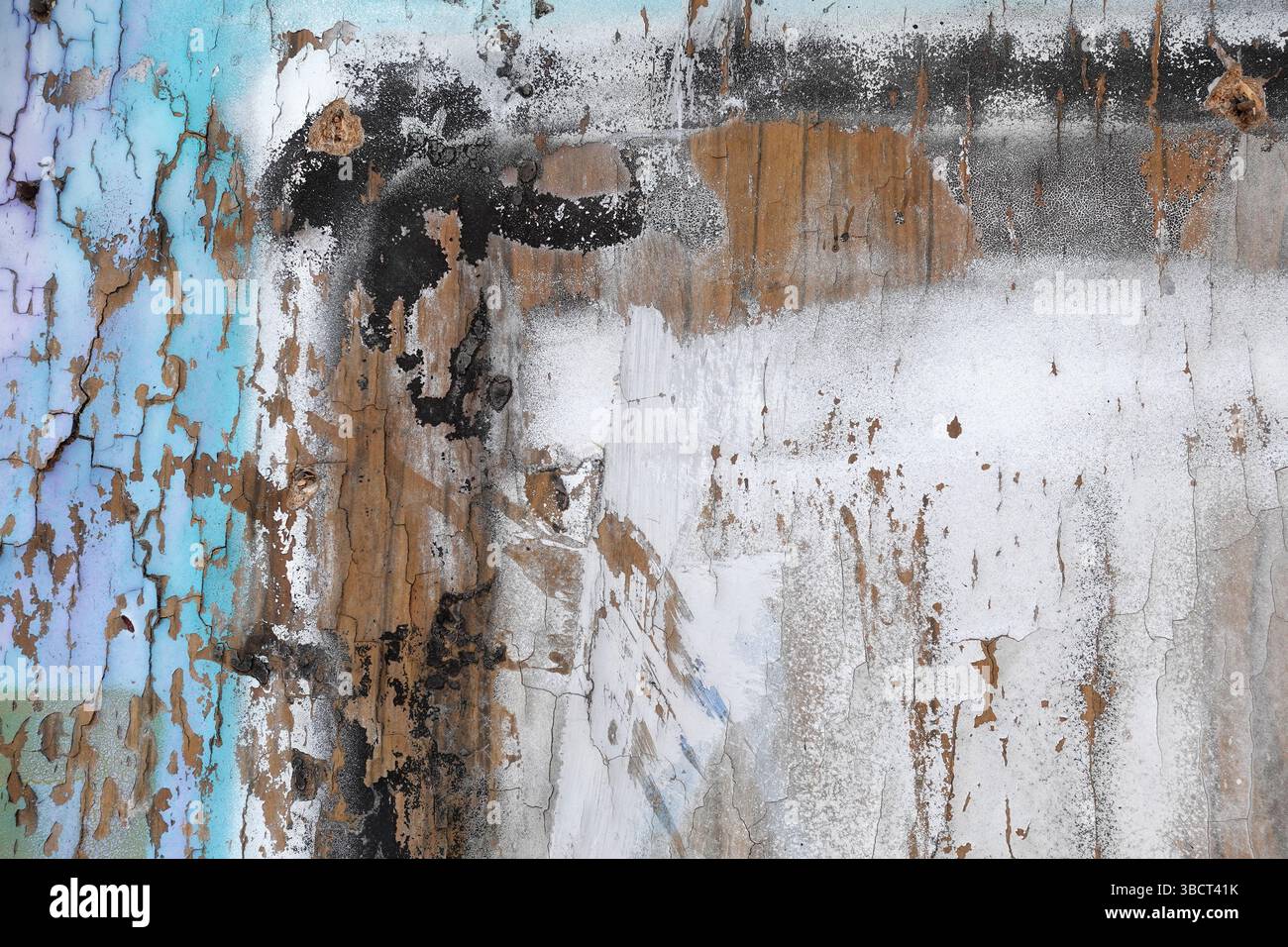 Holz mit abgesplitteten Farbflecken. Abstrakter Grunge-Hintergrund. Stockfoto