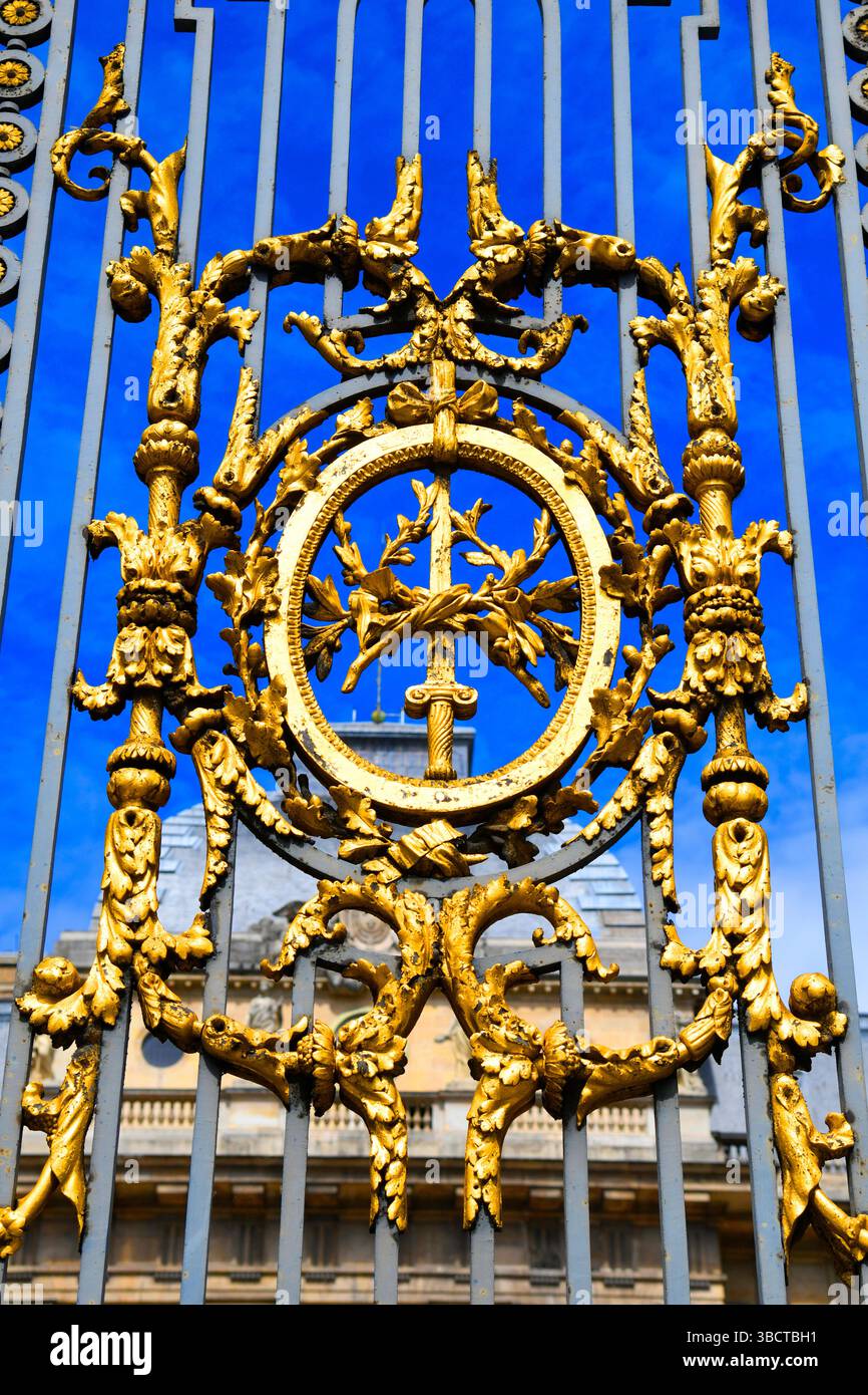 Dekoriertes goldenes Metalltor in Paris im Barockstil. Das Tor des Palais de Justice in Paris, Frankreich. Stockfoto