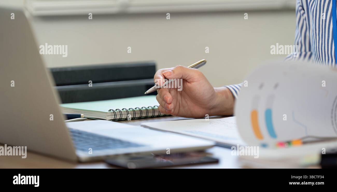 Professionelles Schreiben. Nahaufnahme einer Hand, die während einer Arbeitssitzung Notizen macht. Stockfoto