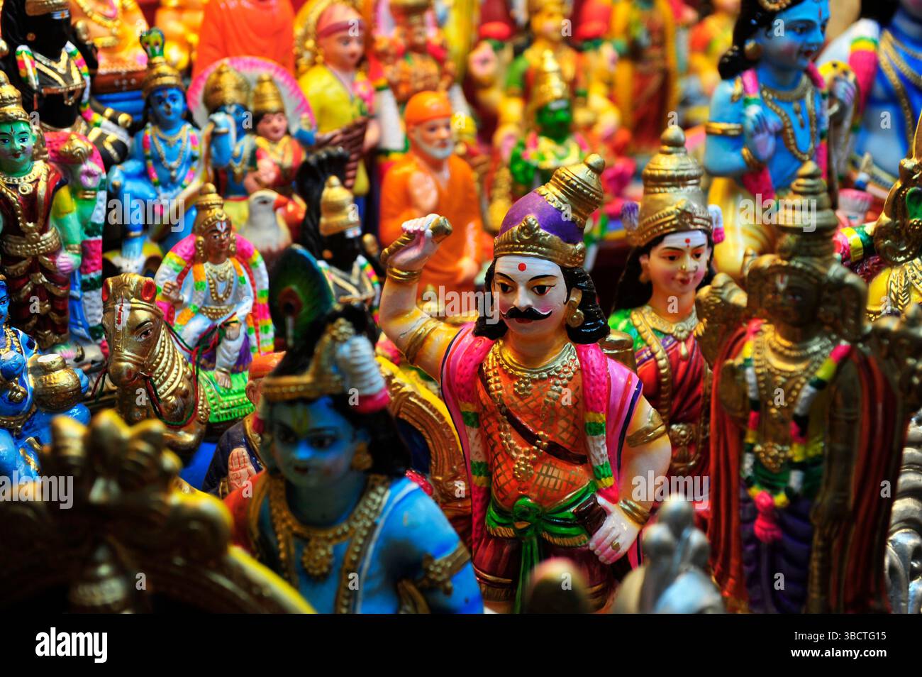 Asie, Inde du Sud, Madurai, Tamil Nadu, gros Plan sur des statuettes reprsentant des dieux hindous dans une Boutique/hindu Götter Statue im Geschäft von Stockfoto