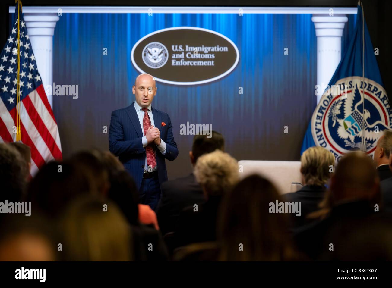Stephen Miller, stellvertretender Stabschef des Weißen Hauses, spricht am 20. Mai 2025 im ICE-Hauptquartier in Washington, D.C. mit den zuständigen Sonderagenten für Einwanderung und Zolldurchsetzung (ICE) und Außendienstleitern aus dem ganzen Land. Stockfoto