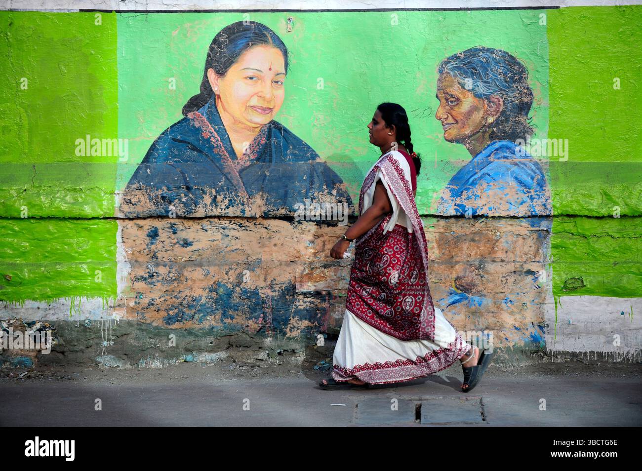 Asie, Inde du Sud, Madurai, Tamil Nadu, Femme marchant dans une rue devant un mur peint / Wandmalerei in Madurai, Tamil Nadu, Südindien, Asien Stockfoto