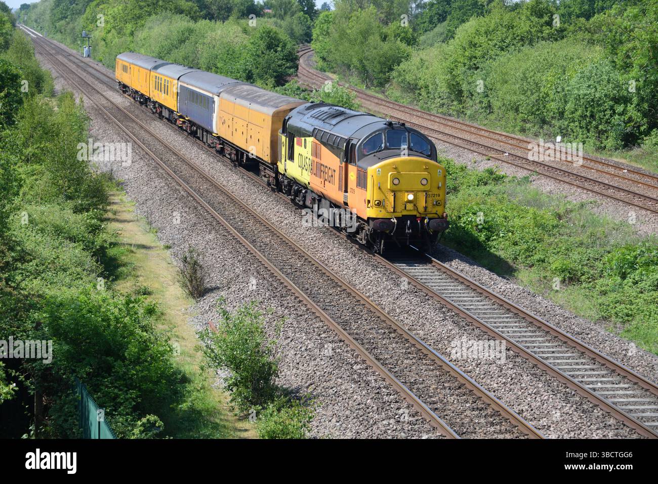 Colas Rail Class 37 37219 Jonty Jarvis nähert sich am 21. Mai 2025 mit einem PLPR-Testzug (Plain Line Pattern Recognition) der North Stafford Junction. Stockfoto
