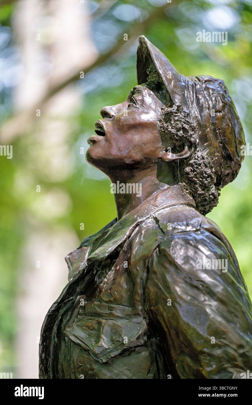 WASHINGTON DC – das Vietnam Women's Memorial befindet sich in der Nähe des Vietnam Veterans Memorial in der National Mall. Diese Bronzeskulptur wurde von der Bildhauerin Glenna Goodacre entworfen und am Veterans Day, dem 11. November 1993, gewidmet und ehrt die über 265.000 Frauen aus Militär und Zivilisation, die während des Vietnamkriegs dienten. Die Gedenkstätte zeigt drei uniformierte Frauen, die sich um einen verwundeten Soldaten kümmern, und symbolisiert die wichtige Rolle, die Frauen während des Konflikts gespielt haben, insbesondere als Krankenschwestern und medizinisches Hilfspersonal. Stockfoto