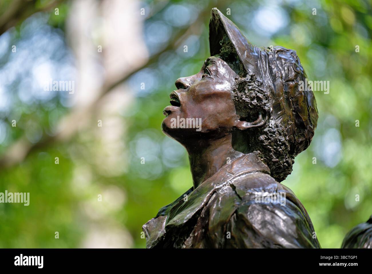 WASHINGTON DC – das Vietnam Women's Memorial befindet sich in der Nähe des Vietnam Veterans Memorial in der National Mall. Diese Bronzeskulptur wurde von der Bildhauerin Glenna Goodacre entworfen und am Veterans Day, dem 11. November 1993, gewidmet und ehrt die über 265.000 Frauen aus Militär und Zivilisation, die während des Vietnamkriegs dienten. Die Gedenkstätte zeigt drei uniformierte Frauen, die sich um einen verwundeten Soldaten kümmern, und symbolisiert die wichtige Rolle, die Frauen während des Konflikts gespielt haben, insbesondere als Krankenschwestern und medizinisches Hilfspersonal. Stockfoto