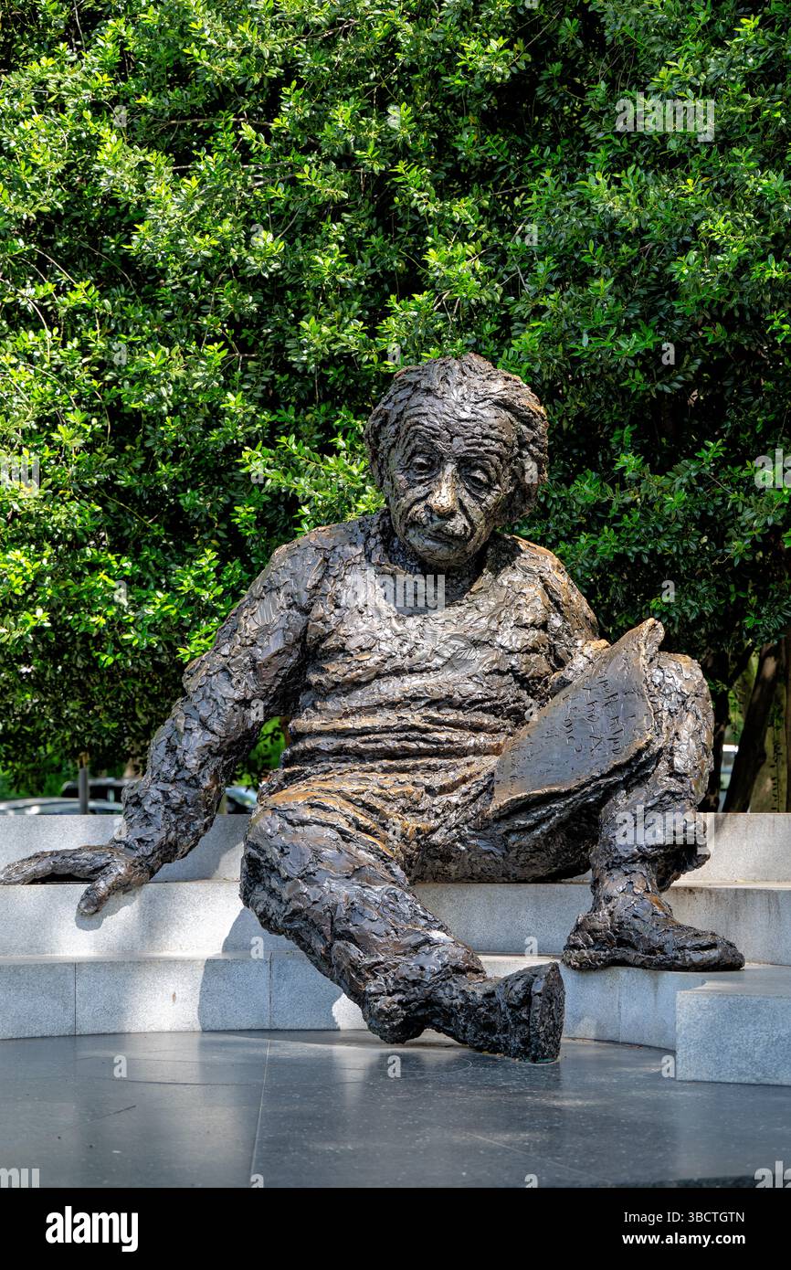 WASHINGTON DC – das Albert Einstein Memorial steht auf dem Gelände der National Academy of Sciences an der 2101 Constitution Avenue. Die Bronzestatue wurde 1979 vom Bildhauer Robert Berks erschaffen und enthüllt und zeigt Einstein mit mathematischen Gleichungen aus seinen wissenschaftlichen Arbeiten, die in die Granitbasis gehauen sind. Das 12 Fuß hohe Denkmal ehrt den Nobelpreisträger Physiker, dessen Theorien unser Verständnis von Raum, Zeit und Energie revolutionierten. Stockfoto