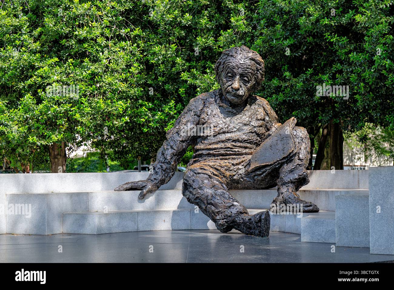 WASHINGTON DC – das Albert Einstein Memorial steht auf dem Gelände der National Academy of Sciences an der 2101 Constitution Avenue. Die Bronzestatue wurde 1979 vom Bildhauer Robert Berks erschaffen und enthüllt und zeigt Einstein mit mathematischen Gleichungen aus seinen wissenschaftlichen Arbeiten, die in die Granitbasis gehauen sind. Das 12 Fuß hohe Denkmal ehrt den Nobelpreisträger Physiker, dessen Theorien unser Verständnis von Raum, Zeit und Energie revolutionierten. Stockfoto